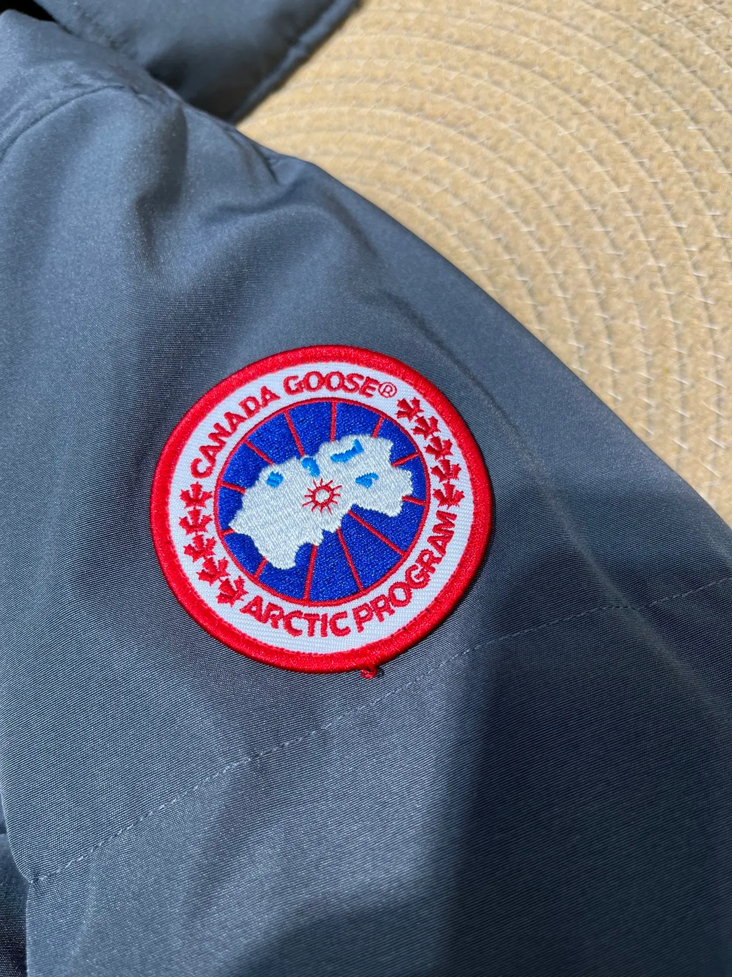 P860 Canada Goose Canada # Expedition04 Parker, a treasure of Canadian origin! Limited supply worldwide! Canada Goose Model 04 is a top-notch couple model, polar cold-proof outdoor series fur collar detachable hooded parka down jacket, the first Goose in 2024. I hope my partners like the top quality, and I hope everyone can evaluate it together! The most popular cool items of the Big Goose family in 2024 are online. The same popular product of Yi Yang Qianxi is said to be a joint limited edition Big Goose that cannot be bought in autumn and winter. If you dislike the sameness of the Big Goose in the past, then this model will definitely give you a different experience! This year's most powerful couple's collection for autumn and winter is online, a top-notch luxurious ready-to-wear style, paired with an outdoor warm down jacket with great style and charm! The most standard and classic items of the Daye family in the past two years are equipped with unique reflective stripes for embellishment, which further shows the high-end fashion performance effect. With the embellishment of hardware buckles, it has excellent performance effect. The upper body is clean, simple and elegant, even for urban leisure. It is suitable for various occasions. Designed with large pockets, this model has a large capacity and is equipped with reflective stripes, making it safer at night. It is suitable for various adventure activities. It is made of windproof and waterproof technical materials. The interior is filled with full white duck down, which is absolutely cold-proof and warm. It also has a stand-up collar design and fine fluff at the collar, with meticulous attention to detail! The charm of this model is also more spiritual, and the upper body has more temperament and specifications. It perfectly shows the ultra-high standard of fashionable performance of this model, integrating outdoor and life, and you can even create high-street wear! The most pinnacle limited-edition goose that we have presented so far, both in terms of design and detailed materials, it is completely outstanding. The grand and evergreen version design is matched with cool reflective elements. The overall appearance can be said to be quite high, and it has that kind of powerful outdoor performance! It combines high-end casual attributes with high-street style. It is high-grade, domineering, warm, and beautiful. The visibility of the upper body is quite strong, and the configuration of the owl element is highly brand-recognizable. It fully complements the overall brand performance and visual effects, and also has the high-end sense of fashion and fashionable performance. It is a must-buy product because it is the most awesome down brand on the planet and one of Canada's three national treasure brands. It is also a sentimental down luxury brand. In the field of polar cold-proof clothing, Goose has made an irreplaceable contribution... Size: xs s m l xl